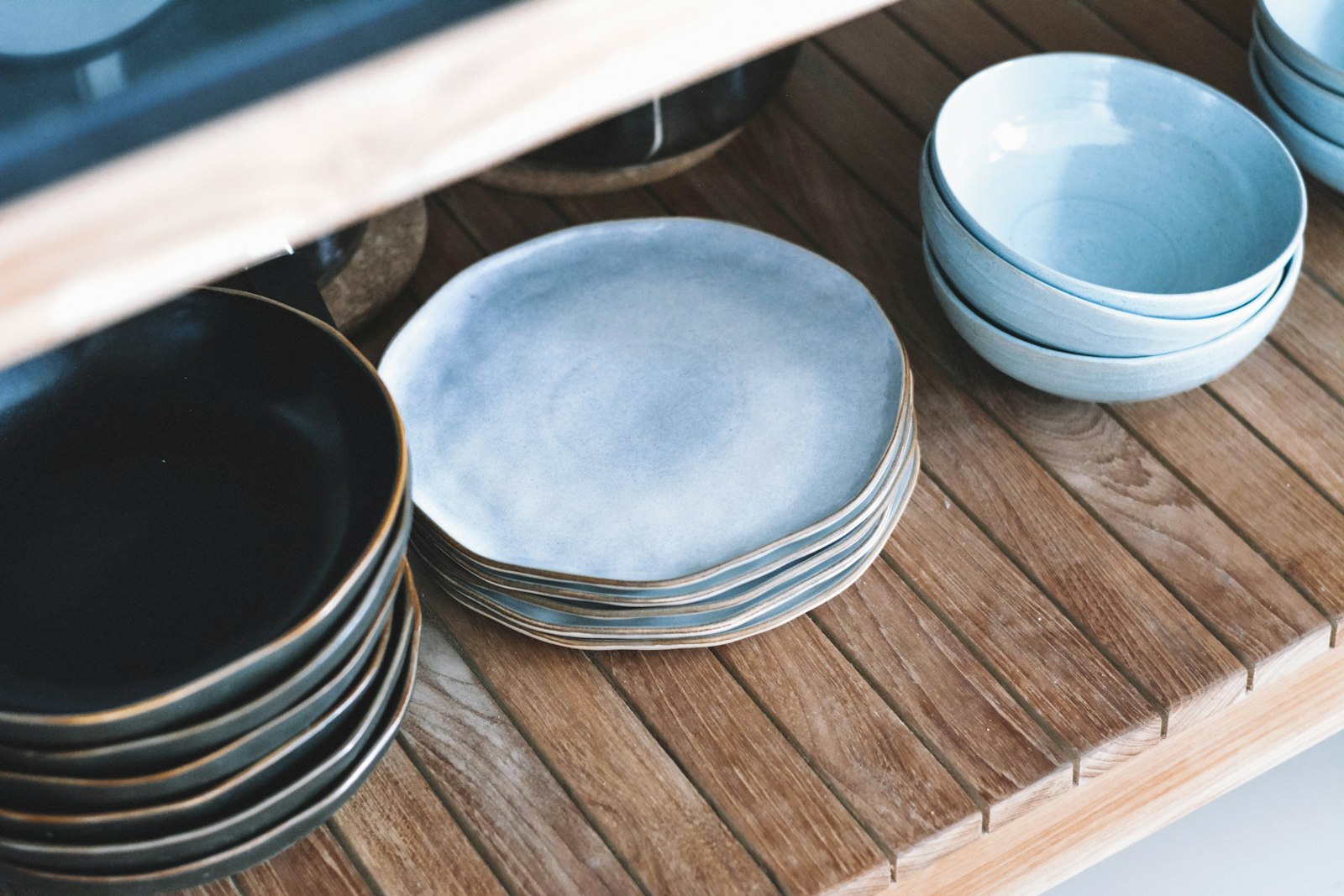 Marble pattern dinner plates on a table